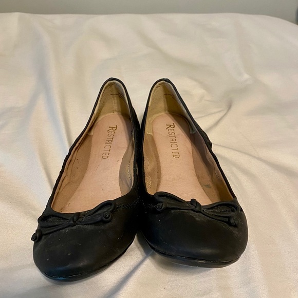 Restricted Black Flats With Bow - Picture 7 of 7